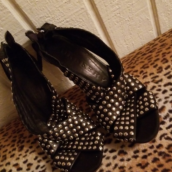 Burberry studded stilletos - Picture 2 of 8